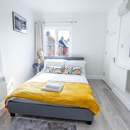 No 01 Small Studio Flat In Aylesbury Town Station Dış mekan fotoğraf