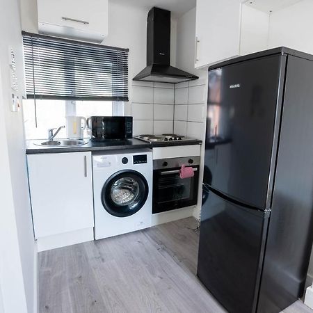 No 01 Small Studio Flat In Aylesbury Town Station Dış mekan fotoğraf