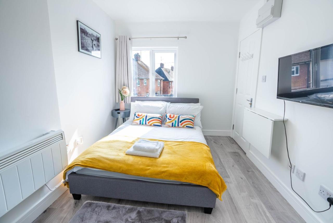 No 01 Small Studio Flat In Aylesbury Town Station Dış mekan fotoğraf
