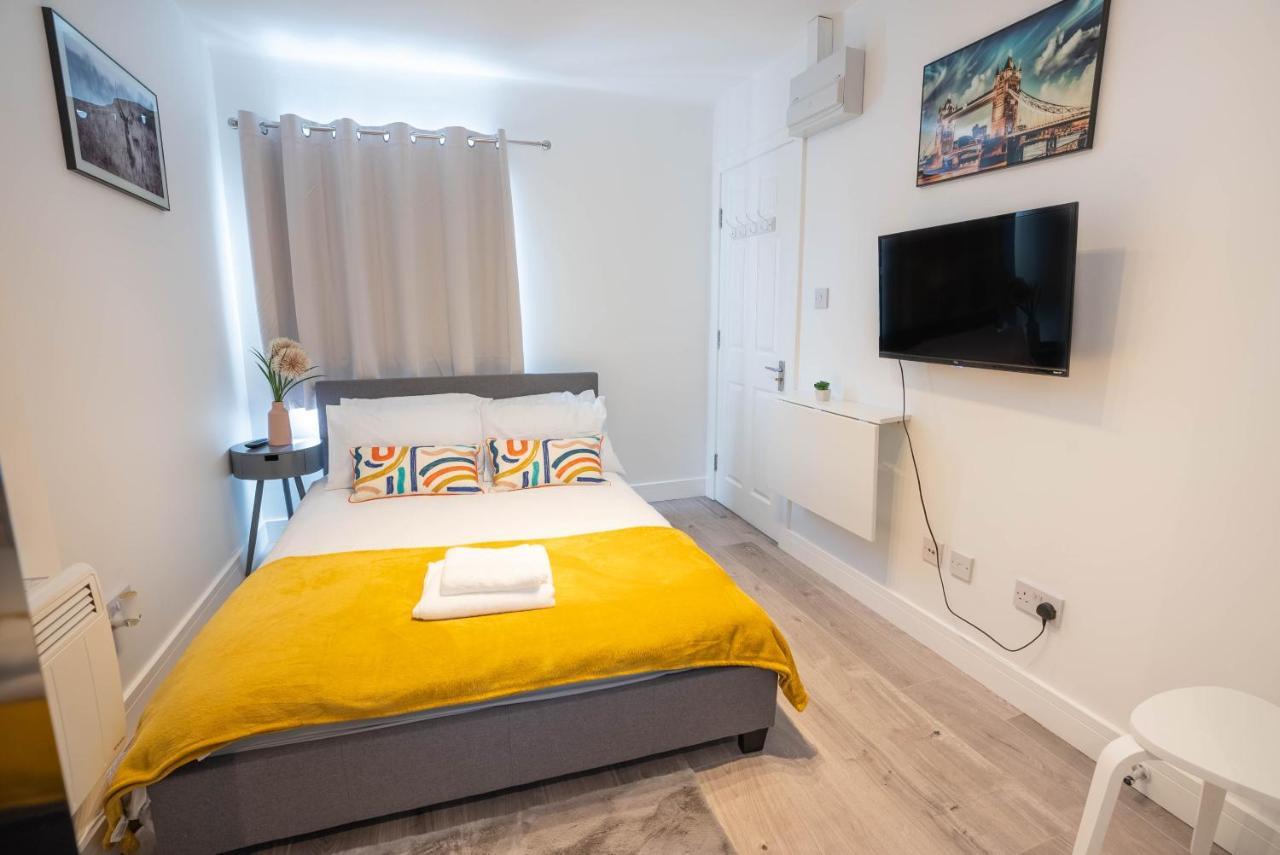 No 01 Small Studio Flat In Aylesbury Town Station Dış mekan fotoğraf